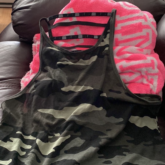 NWT Victoria Secret Sport Camo Top - Picture 3 of 8